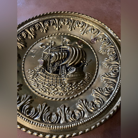 12” Brass Embossed Wall Hanging Plate Galleon Facing Ships Vintage Decor - Picture 3 of 6
